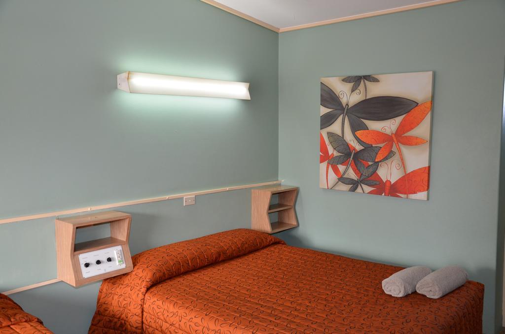 Warwick Motor Inn Esterno foto